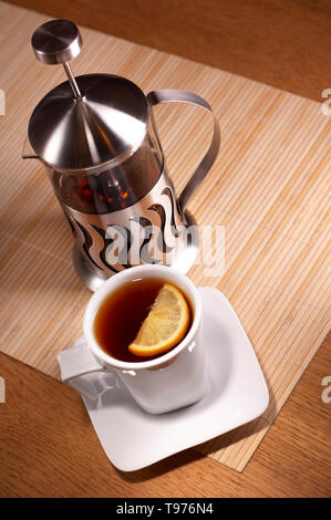 Tasse Tee und französischen Presse Stockfoto