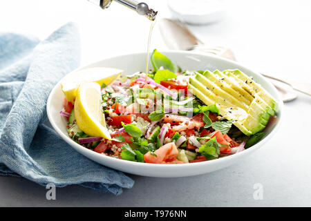 Frisches Gemüse und Quinoa Salat Stockfoto
