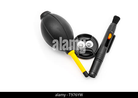 Objektivabdeckung Gesicht mit Kulleraugen und Kamera Reinigungsset isoliert auf einen weißen Hintergrund mit Freistellungspfaden. Closeup Lens Pen, Gebläse Pinsel und Objektiv. Stockfoto