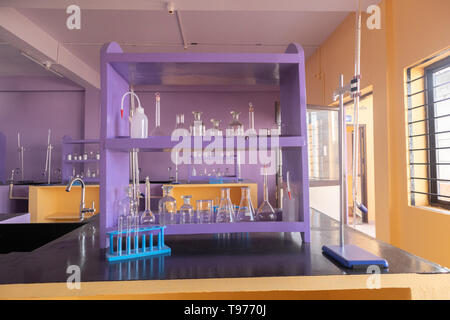 Übersichtliche lab Glaswaren auf Leer Science Laboratory. Stockfoto
