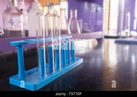 Auch lab Glaswaren oder leere Glas Rohre an leeren Science Laboratory angeordnet Stockfoto