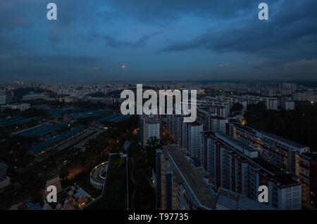 Blick auf den Vollmond vom Horizont in Singapur City State am Abend vor dem Himmel ganz dunkel. Stockfoto