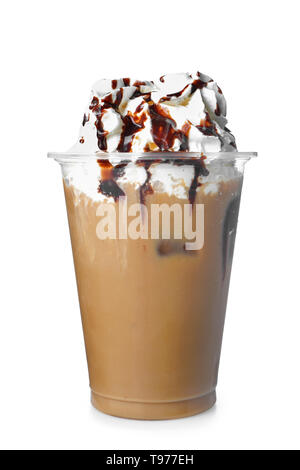 Kalter Kaffee mit Sahne und Schokolade in Plastikbecher auf weißem Hintergrund Stockfoto
