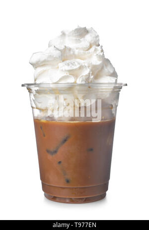 Kalter Kaffee mit Schlagsahne in Schale aus Kunststoff abgedeckt auf weißem Hintergrund Stockfoto