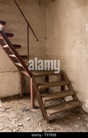 Beschädigte Treppe in altes Gebäude Stockfoto