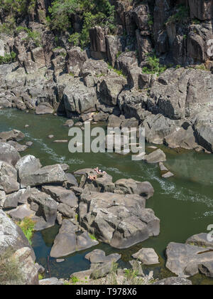 Tasmanien, Australien - Februar 15, 2019: Zwei nicht identifizierte Frauen Sonnen in Cataract Gorge bei Launceston, Tasmanien. Stockfoto