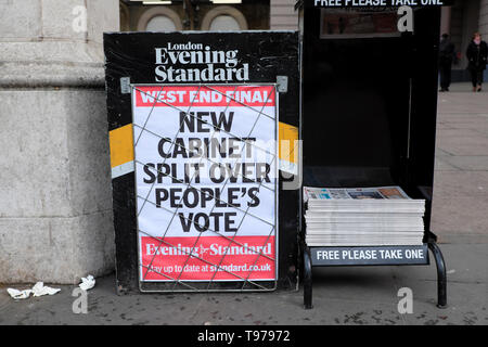 Evening Standard Zeitung Schlagzeile auf Poster' neues Kabinett Split über People's Stimme' Westminster London England UK KATHY DEWITT Stockfoto