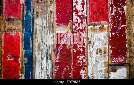 Farbenfrohe rustikale Holzdielen in verschiedenen Farben Vintage Style als Hintergrund Stockfoto