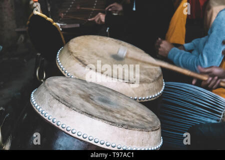 Der Mann spielt Snare bei wenig Licht Hintergrund. Stockfoto
