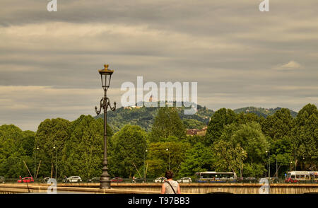 Turin, Piemont, Italien. Mai 2019. Die Basilika Superga von Piazza Vittorio gefilmt. Die grünen Hügel im Rahmen Stockfoto