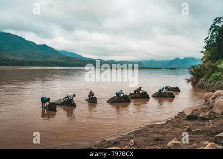 Laos. Luang Prabang - 15 Januar 2019: Eine junge mahout ist Baden Elefant in der Mekong River in der Nähe von Pak Ou Höhle, Luang Prabang, Laos. Stockfoto