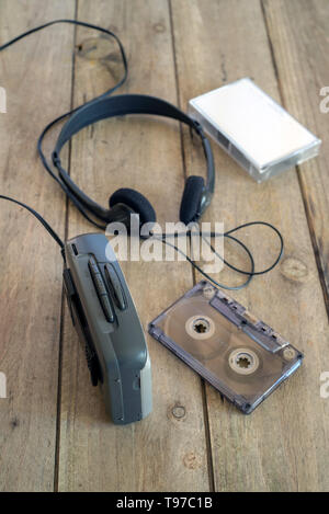 Kopfhörer, Kassettenrekorder und Walkman gesehen von oben Stockfoto