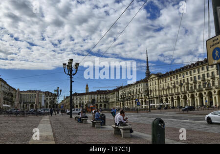 Turin, Piemont, Italien. Mai 2019. Der Piazza Vittorio, einem der Hauptplätze der Stadt. Es ist ein Ort der Begegnung sowohl bei Tag als auch bei Nacht. Auf der rechten Seite steht die t Stockfoto