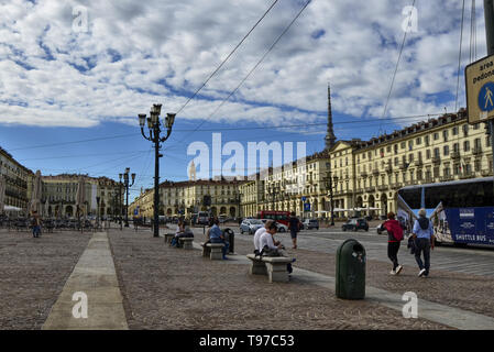 Turin, Piemont, Italien. Mai 2019. Der Piazza Vittorio, einem der Hauptplätze der Stadt. Es ist ein Ort der Begegnung sowohl bei Tag als auch bei Nacht. Auf der rechten Seite steht die t Stockfoto