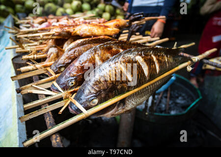 Gebratene Fischspieße-Laos Stil. Gegrillter Fisch ist auf der Theke einer Straße Shop. Street Food in Asien. Laos. Stockfoto