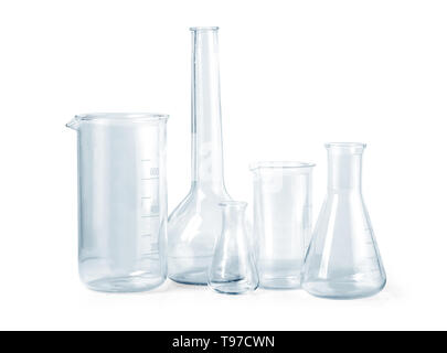 Andere Glaswaren für Laboratorien für die Analyse auf weißem Hintergrund mit Freistellungspfad Stockfoto