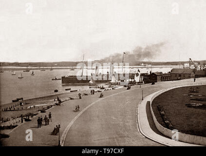 Ein Ende des 19. Jahrhunderts der Raddampfer "ona Queen' verlassen für die Insel Man. Fleetwood ist eine Küstenstadt in Lancashire, England, an der Nordwestecke des Fylde. Die Stadt erweitert sich mit dem Wachstum der Fischwirtschaft und Fähren auf die Insel Man, eine Tiefe zu fischen werden. Stockfoto