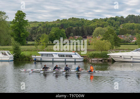 Rudern Crew auf der Themse im Dorf Pangbourne in Berkshire, Großbritannien Stockfoto