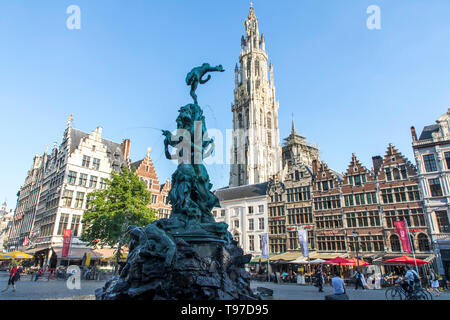 Guildhouses, Giebelhäuser, reich verzierten Fassaden, mit goldenen Figuren auf dem spitzen Giebeln, Grote Markt, Brabo Brunnen, in der Altstadt. Antwerpen, Flandern Stockfoto