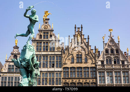 Guildhouses, Giebelhäuser, reich verzierten Fassaden, mit goldenen Figuren auf dem spitzen Giebeln, Grote Markt, Brabo Brunnen, in der Altstadt. Antwerpen, Flandern Stockfoto