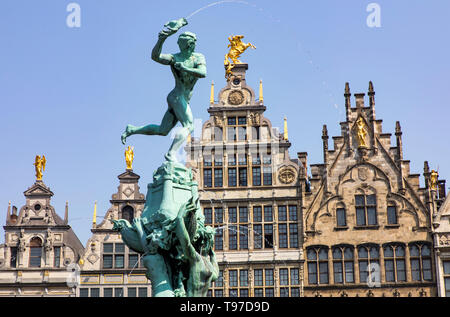 Guildhouses, Giebelhäuser, reich verzierten Fassaden, mit goldenen Figuren auf dem spitzen Giebeln, Grote Markt, Brabo Brunnen, in der Altstadt. Antwerpen, Flandern Stockfoto