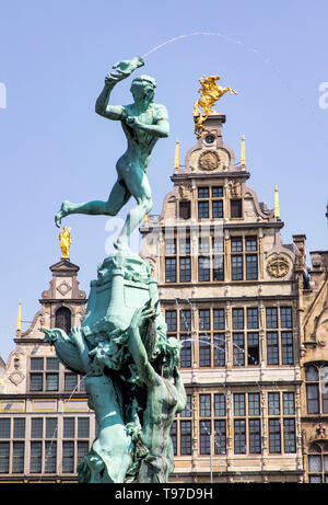 Guildhouses, Giebelhäuser, reich verzierten Fassaden, mit goldenen Figuren auf dem spitzen Giebeln, Grote Markt, Brabo Brunnen, in der Altstadt. Antwerpen, Flandern Stockfoto