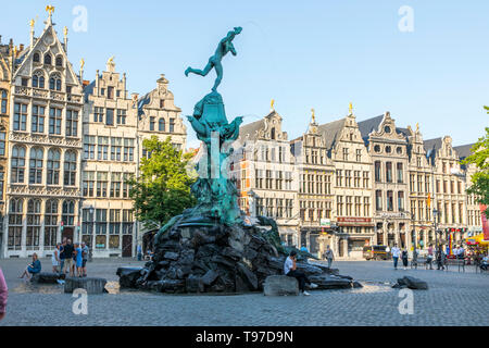 Guildhouses, Giebelhäuser, reich verzierten Fassaden, mit goldenen Figuren auf dem spitzen Giebeln, Grote Markt, Brabo Brunnen, in der Altstadt. Antwerpen, Flandern Stockfoto