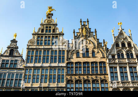 Guild Houses, Giebelhäuser, reich verzierten Fassaden, mit goldenen Figuren auf dem spitzen Giebeln, Grote Markt, in der Altstadt. Antwerpen, Flandern, Belgien, Euro Stockfoto