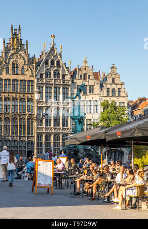 Guild Houses, Giebelhäuser, reich verzierten Fassaden, mit goldenen Figuren auf dem spitzen Giebeln, Grote Markt, in der Altstadt. Antwerpen, Flandern, Belgien, Euro Stockfoto