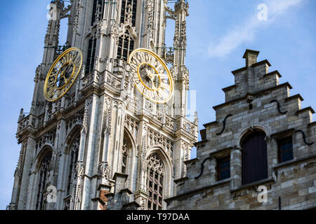 Guildhouses, Giebelhäuser, reich verzierten Fassaden, mit goldenen Figuren auf dem spitzen Giebeln, Grote Markt, in der Altstadt, Antwerpen, Flandern, Belgien, Europ. Stockfoto