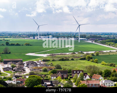 Windenergieanlagen auf dem Hartismere Industrial Park im Auge, Suffolk, England. Die ehemals WWII Auge Flugplatz. Stockfoto