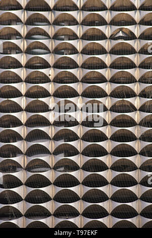 Ein modernes und elegantes Fassadenverkleidung eines Edelstahl Geschäft aufbauen. Stockfoto