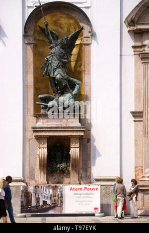 München, Deutschland - 29. Juni 2018: Die Skulptur des Erzengels Michael töten das Böse der St. Michaels Kirche am 29. Juni 2018 in München. Stockfoto