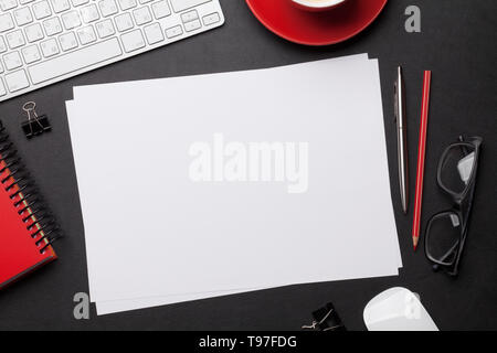 Büro Arbeitsplatz Tisch mit leeren Papier Seite, Kaffeetasse, Zubehör und Computer flach zu legen. Ansicht von oben mit Platz für Ihre Ziele Stockfoto