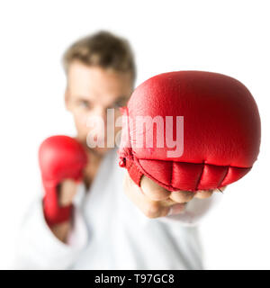 Kick Boxer mit roten Boxhandschuhe Durchführen einer Kampfkunst Punch. Auf weissem Hintergrund. Stockfoto