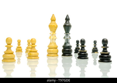 Alte Schachfiguren. Schwarze und weiße König mit ihren Bauern. Stockfoto