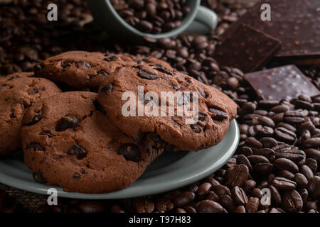 Auf Kaffee beansthe cup Lügen aus der es genug Schlaf Kaffee erhält, gegenüber ein Schokoriegel, es gibt Cookies hinter Stockfoto