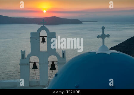 Sonnenuntergang über der Caldera, Firostefani, Santorini, griechische Inseln, Griechenland Stockfoto