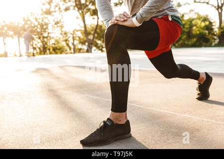 Zugeschnittenes Bild eines gesunden jungen Sportler Übungen im Freien Stockfoto