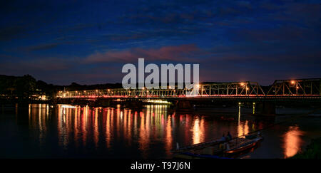 Neue Hope-Lambertville Toll Bridge am Delaware River Anschluss von Pennsylvania und New Jersey, USA, Außenansicht bei Nacht Stockfoto