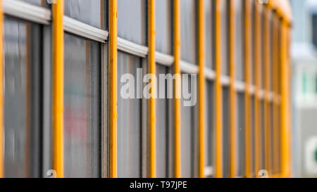 Panorama Außenansicht eines gelben Schulbus mit einer Nahaufnahme auf dem Glas windows Stockfoto