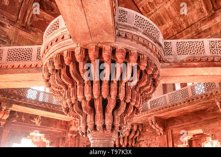 Dekorative carved in roten Stein die Gebäude Decke bei Panch Mahal, Royal Palace Complex in verlassenen Wüstenstadt Fatehpur Sikri Stadt gebaut, die von großen Mughal Empe Stockfoto