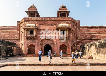 Agra, Indien - 20.November 2018: Touristen, Panch Mahal, Royal Palace in Fatehpur Sikri, Stadt durch große Großmogul Akbar erbaut im späten 16 centu Stockfoto