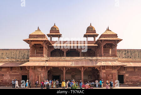 Agra, Indien - 20.November 2018: Touristen, Panch Mahal, Royal Palace in Fatehpur Sikri, Stadt durch große Großmogul Akbar erbaut im späten 16 centu Stockfoto