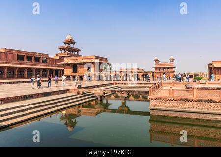 Agra, Indien - 20.November 2018: Touristen, Panch Mahal, Royal Palace in Fatehpur Sikri, Stadt durch große Großmogul Akbar erbaut im späten 16 centu Stockfoto