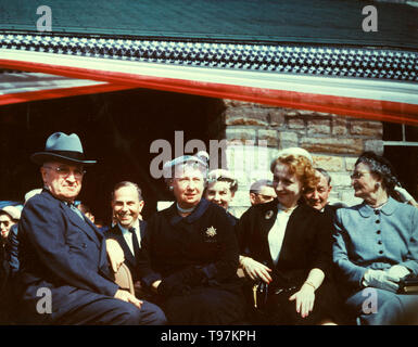 Truman Library Bahnbrechende, 05/08/1955 - von links nach rechts, ehemaliger Präsident Harry S. Truman, Frau Bess W. Truman, Margaret Truman links, und Mary Jane Truman an den bahnbrechenden Zeremonien für die Harry S. Truman Library Stockfoto