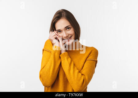 Schöne junge Mädchen mit Zahnspangen, die auf weißem Hintergrund, posieren Stockfoto