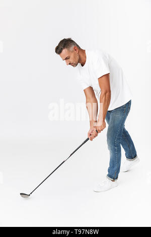 Volle Länge Bild der männlichen Mann 30 s legere t-shirt Holding Club und Golf zu spielen auf weißem Hintergrund Stockfoto