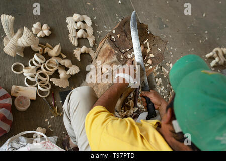 Lokaler Mann schnitzt In einheimischem Holz alebrijes (surrealen Traum - wie Skulpturen aus Holz). San Martín Tilcajete, Oaxaca, Mexiko. Apr 2019 Stockfoto