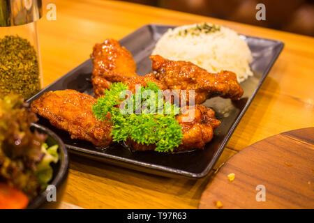 Die koreanische Art Chicken Wings mit Reis Stockfoto